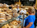 Einfach lecker: typisch griechische Bäckerei in der Altstadt von Paros 