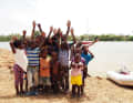 Pour les enfants des villages le long de la rivière, l'équipage et son bateau sont une distraction excitante.