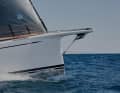 The steep stem and a fixed bowsprit with anchor bracket characterise the front section