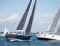 Baunummer 1 und 2 Seite an Seite. Das Luvboot ist mit einem Carbonrigg und Rollbaum bestückt. Baunummer 1 in Lee segelt mit einem Rollmast und hat 15 Zentimeter mehr Tiefgang