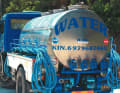 Trinkwasser und auch Diesel wird in kleineren Häfen oft per Tankwagen angeliefert. Die Fahrer kommen gegen Nachmittag und am nächsten Morgen an die Pier, oder man ruft an 