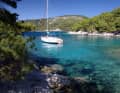 Einsame Ankerbuchten im dichten Grün, wie hier südlich des Ortes Agnontas auf Skopelos, sind ideale Rückzugsorte