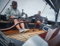 Centré sur le bateau. Les écoutes, les drisses et les lignes de réglage sont amenées sur les plates-formes de winch au centre du cockpit. Ainsi, le barreur peut également utiliser toutes les fonctions. Les autres navigateurs peuvent se détendre