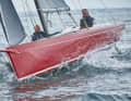 Typiquement un day-sailer. Lignes tendues, peu de franc-bord, pas de bastingage. Pour la première fois, le beaupré est fixé sur le nouveau bateau.