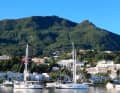 Ischia, hier der Hafen von Casamicciola an der Nordküste, ist eins der Higlights des Reviers