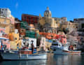 Der malerische Fischerort Corricella an der Nordostseite der Insel Procida. Yachten können vor dem Hafen in einer Bucht ankern