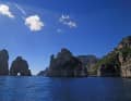 La porte rocheuse sur le côté sud-est de Capri. Un peu à l'ouest se trouve un champ de bouées qui constitue une bonne alternative à la marina extrêmement chère de Capri.