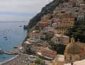 Blick auf Positano an der Amalfiküste. Das Dorf in einer Felsspalte ist sehr sehenswert, hat aber keinen Hafen. Yachten können im Bojenfeld davor festmachen, die Betreiber setzen die Crew mit Booten über