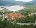 There are also many original things to discover: The town of Ston has an imposing defence wall. At the end of the Stonski Canal, you can also visit the salt pans