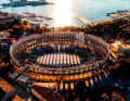 Istrien lockt auch mit Kultur und attraktiven Städten, hier das Amphitheater von Pula mit der ACI-Marina davor