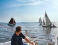 Beaucoup de monde : sur les grands lacs intérieurs comme Sneekermeer ou Fluessen, les petits bateaux passent toutes les minutes sous le soleil.