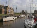 The sluice is asymmetrical, the stroke is short