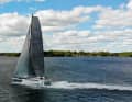 With Code Zero, it gets down to business, and with 15 to 22 knots of wind, speeds of around 17 knots are the rule. In pushers, the tri sprints at just over 20 knots of speed