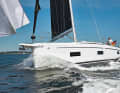 Bavaria C42: voluminous V-bow, hard chines and large hull windows
