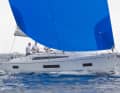 Les nombreuses et grandes surfaces vitrées de la coque caractérisent l'aspect de l'Oceanis 40.1