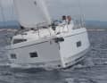 The freeboard in the bow area also initially drops vertically. This makes the forward section of the ship particularly full, which benefits the forward cabin with a considerable amount of space
