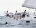 The tare bracket above the cockpit, which was still standard on the previous Oceanis 41.1 model, is no longer offered for the new Oceanis 40.1. The mainsheet is operated via a simple cockpot - which also works
