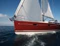 Große Fensterflächen, viel Volumen. Die Sense 43 ist klar ein echtes Tourenschiff