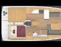 Bavaria C38, layout standard con due cabine, un bagno e un ampio gavone sul lato sinistro a poppa