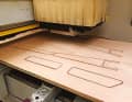 La segatura dei pezzi di compensato necessari con una fresa CNC è accurata e fa risparmiare tempo.