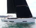Striking. The high-contrast design with the elongated windows in the hull and in the cabin superstructure skilfully stretches the otherwise rather voluminous lines