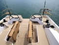 Sans aucun obstacle. Passage libre à travers le cockpit grâce à deux tables de cockpit séparées avec des volets qui s'ouvrent