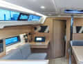 The interior in the optional light-coloured oak