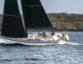 Hallberg-Rassy 50. Auch große Yachten mit Mittelcockpit können schön sein. Die typische Linienführung von Konstrukteur Germán Frers gefällt dem Auge