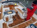 Unusual. The layout in the centre cockpit of the Hallberg-Rassy 50 provides for two helm stations. This makes it easier to work during manoeuvres and passages