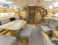 L'aménagement intérieur en bois de chêne clair est une option, mais il est le plus souvent demandé par les clients HR. L'aménagement en bois d'acajou légèrement plus foncé est standard.