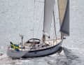 La superstructure s'arrête juste avant le mât, laissant l'avant du bateau libre. Toutes les écoutilles sont encastrées à fleur de coque
