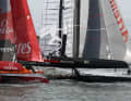„Team New Zealand" (l.) gegen „Artemis Racing"