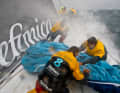 Changement de voile sur l'avant du bateau qui tangue de Telefonica