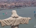 Groupama führt die Flotte beim Inport-Race an der Cristo-Rei Statue vorbei