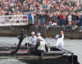 Ecco come salutano i vincitori: Spithill dopo aver vinto la seconda regata