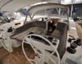 Le cockpit est grand et confortable. La table de cockpit s'abaisse électriquement.