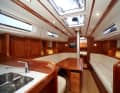 Viel Holz und skandinavische Eleganz im Salon