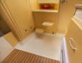 Contro i piedi bagnati: un raccoglitore d'acqua sul pavimento del salone