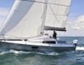 Am Wind sind fast 7 Konten drin – bei im Mittel 12 Knoten Wind. Raumschots unter Gennaker gleitet die Pogo 30 dann schon an