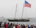 DER amerikanische Schoner vor der America's-Cup-Pier: die "America" von 1851. Andere Zeiten: zwei Masten, keine Flügel. Immerhin 498 Quadratmeter Segelfläche beim Original und beim Nachbau von 1987