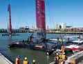 Der AC72 von Emirates Team New Zealand kurz vor dem "Boarding"