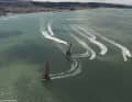 Luna Rossa (l.u.) legt eine Halse auf den Foils hin und schafft sich so mehr Luft zum Gegner