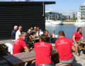 Die Crew der "Ember Sea" im Tuborg-Havn. Die Hot Dogs stehen im Hintergrund schon bereit