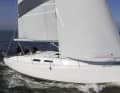 Schiere Decksform. Sie ist anders als bei der Hanse 370, auf deren Rumpf die Varianta 37 aufbaut. Statt Selbstwendefock gibt’s eine kurze Genua, die Wanten greifen außen an