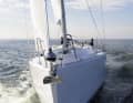 Der Aufbau läuft flacher aus als bei der Hanse 370. Das gibt der VA 37 ein leichteres und gefälligeres Aussehen