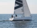 Les voiles sont en standard en Dacron et à coupe simple. Un jeu de voiles triradiales en laminé est également disponible moyennant un supplément, ce qui promet de meilleures performances.
