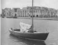 Das offene Boot ankert vor der Ruinenstadt Suakin am Roten Meer