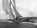 "Jenetta" durch das Objektiv des Grandseigneurs der Yachtfotografie betrachtet, Mr. Beken of Cowes