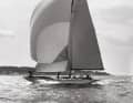 Cette image sera bientôt à nouveau disponible en couleur, selon la volonté des amateurs de yacht à moteur Robbe & Berking de Flensburg. Mais avec un autre arrière-plan. En effet, les premiers essais dans deux ans devraient avoir lieu sur le Förde et non sur le Solent comme ici.