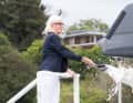 Val Oatley, épouse de Sandy Oatley, baptise l'AC 45 de Team Australia